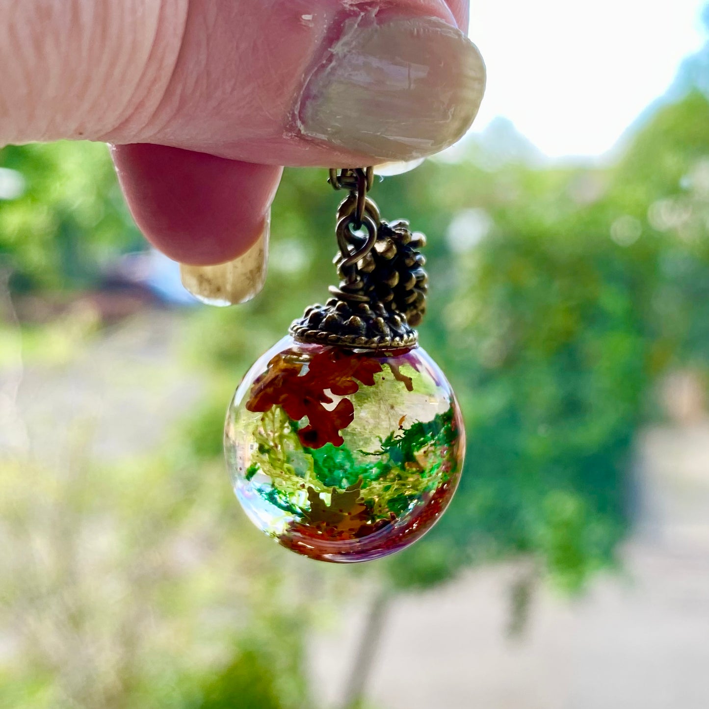 The Autumn Globe – Shaker Necklace with Moss and Pinecone