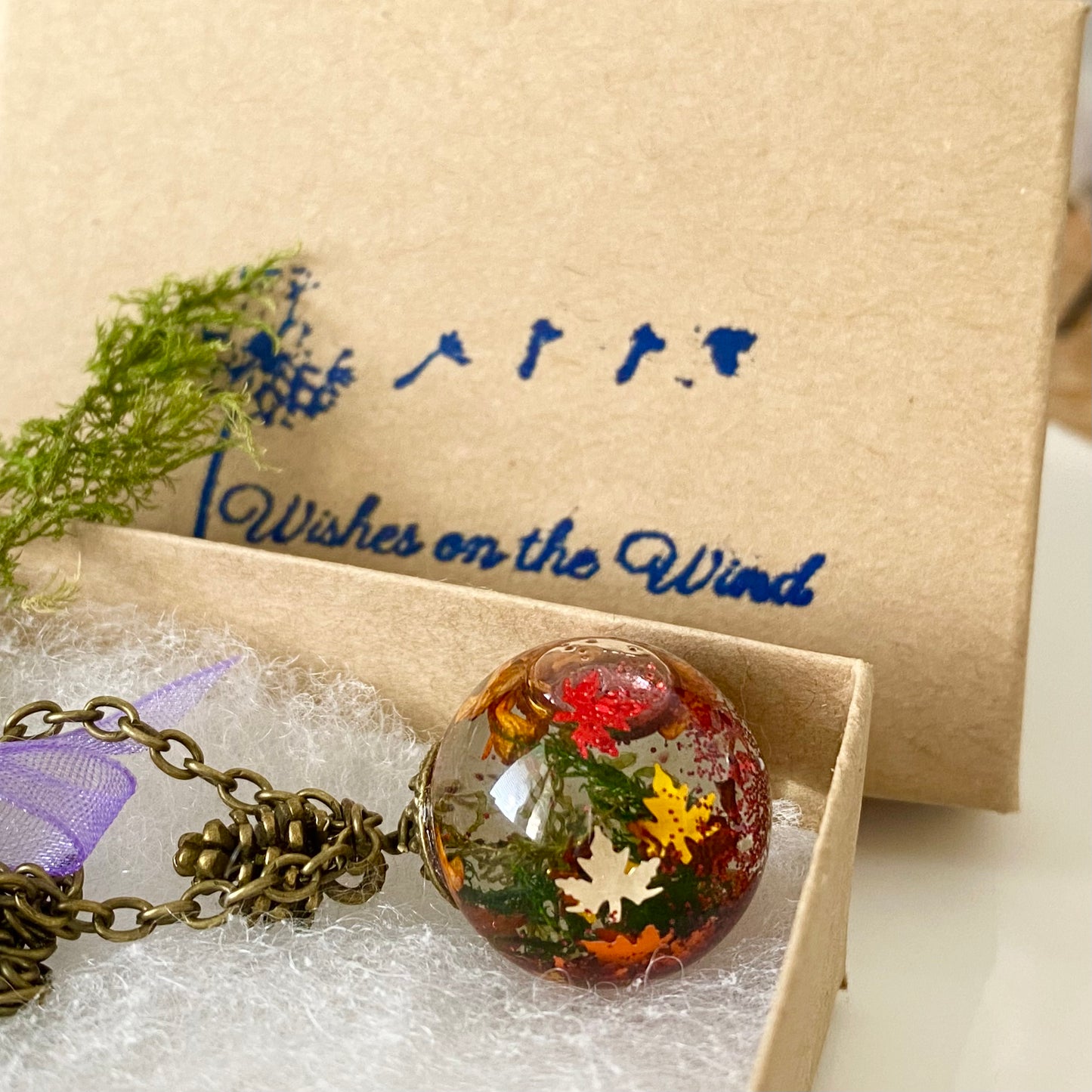 The Autumn Globe – Shaker Necklace with Moss and Pinecone