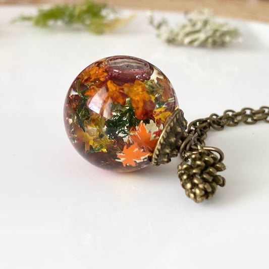The Autumn Globe – Shaker Necklace with Moss and Pinecone